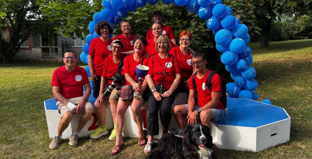 Photo des Vision'ère sur le podium et avec une belle coupe. De gauche à droite : Jean-Rémy, Delphine, Chantal, Manu, Carole, Stéphanie Still, Matthieu, Jacqueline, Anne-Marie, Bastien et Otop.