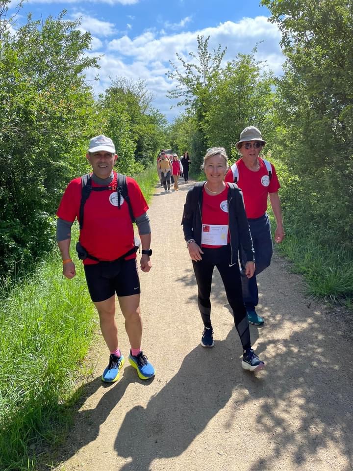 Marie-Eve entourée de David et Gilbert lors de la marche des 100 km pour la Vue