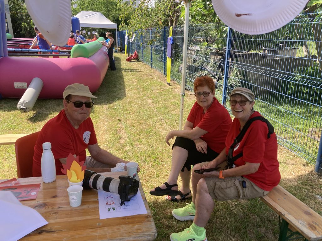 Jean-Rémy, Anne-Marie et Chantal au stand des petits chevaux géants