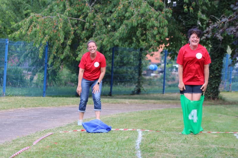 Stéphanie et Carole en train de faire une course en sac à patate
