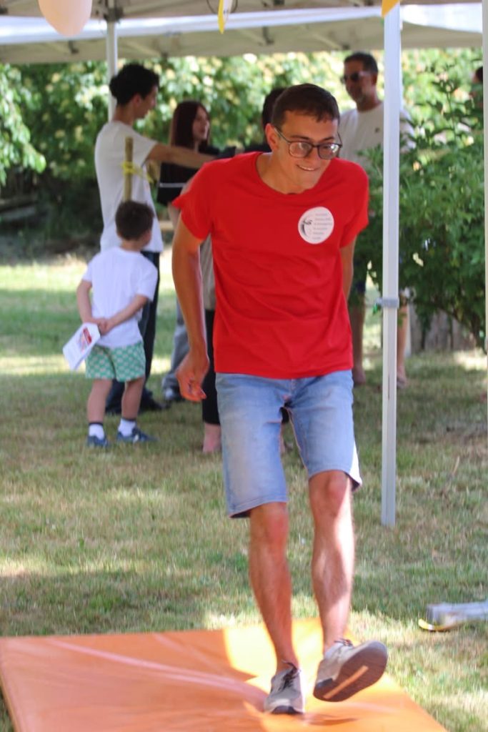 Bastien en train de courir sur un tapis