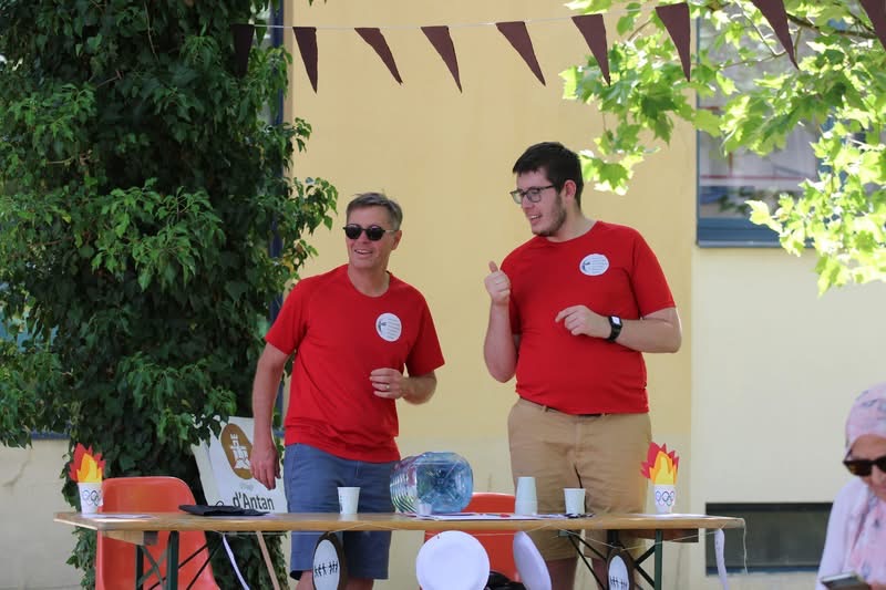 Manu Thuet et Matthieu à leur stand de tir à la corde