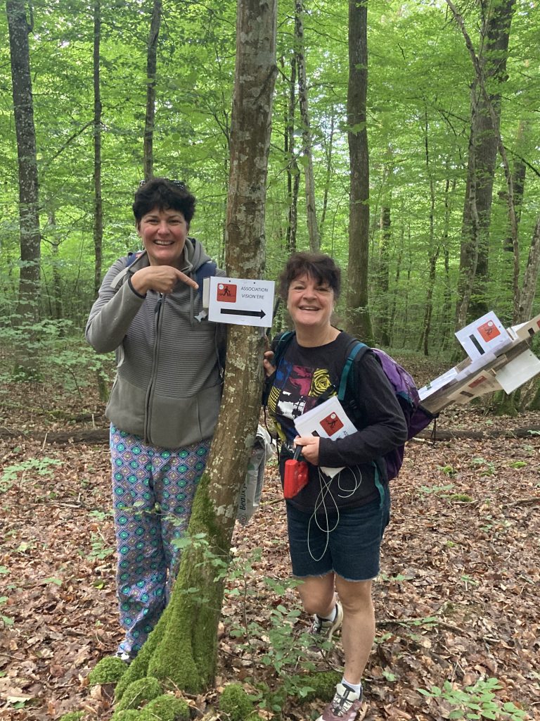 Béné et Carole en train de mettre le fléchage pour le circuit des 10 km pour la vue