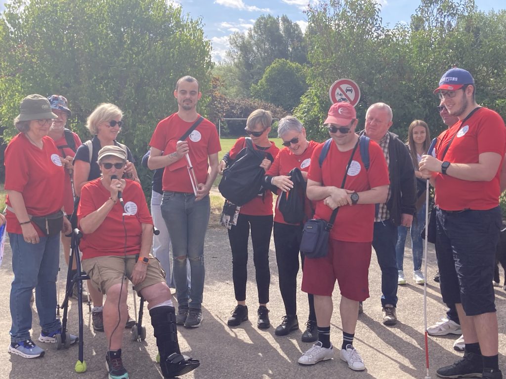 Chantal au micro avec plein de membres de Vision'ère qui l'entourent
