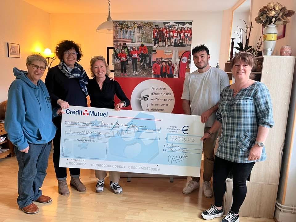 Chantal, Delphine, Marie-Eve, Valentin et Carole tenant le chèque de 3200 € remis par Marie-Eve et Nura voyage pour les 100 km pour la Vue
