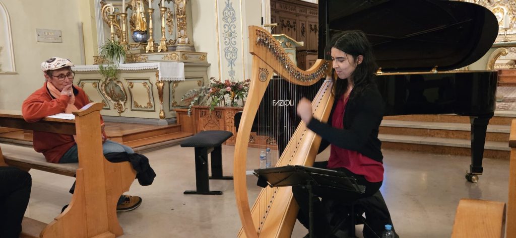 Sophie Mosser joue à la harpe sous le regard de Chantal