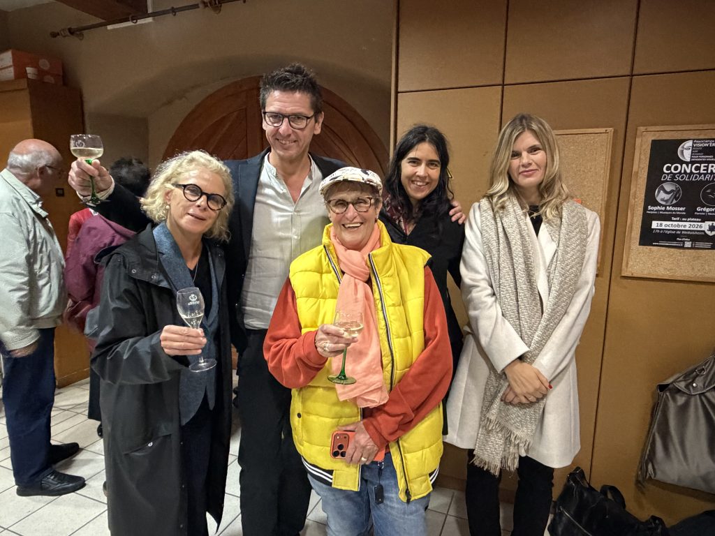 Photo de groupe au pot de l'amitié avec de gauche à droite le Professeur Hélène Dollfus, Grégory Ott, Chantal, Sophie Mosser et Sabrina Gessier