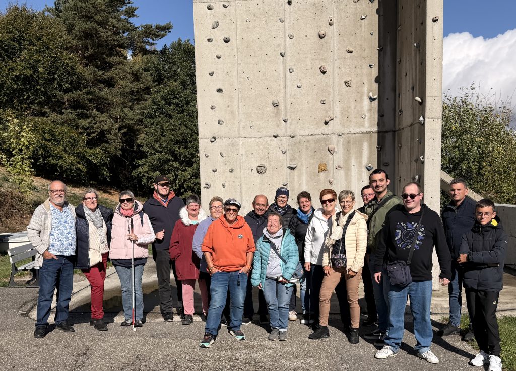 Photo du groupe des participants au week-end devant le mur d'escalade