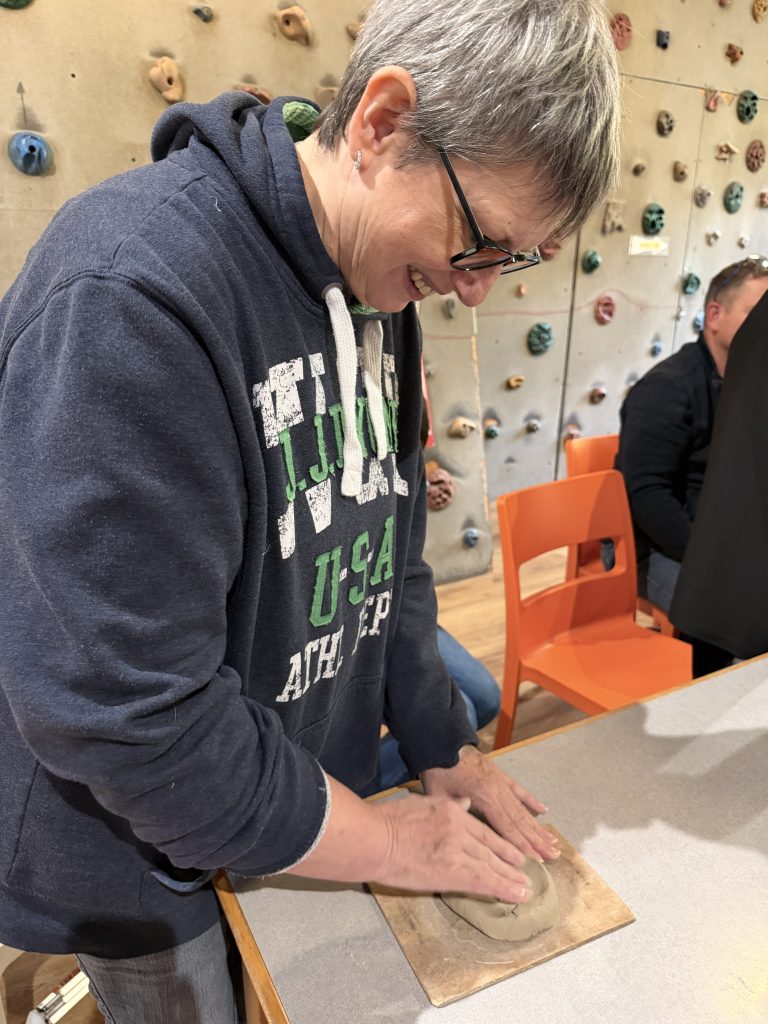 Anne-Lise en train de faire un moulage d'empreintes d'animaux