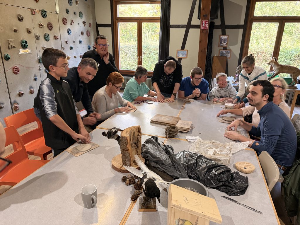 Photo du groupe en train de faire des moulages d'empreintes d'animaux