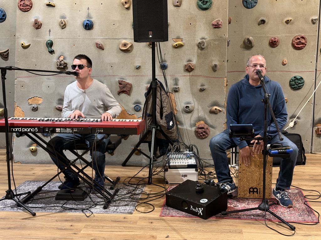 Bruno et Alain en train de chanter et jouer de la musique