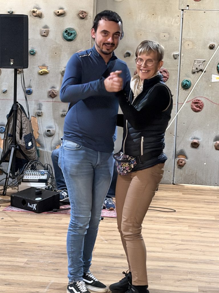 Rachel et Jason en train de danser sur la piste de danse