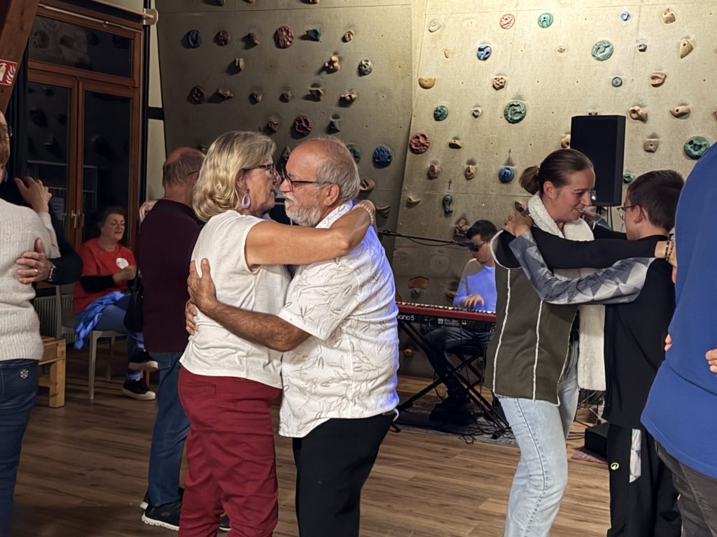 Valérie et Serge et Stéphanie et Yann enlacés sur la piste de danse