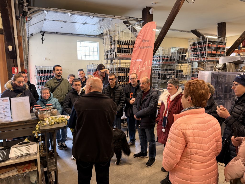 Photo du groupe dans la brasserie qui écoute les explications du brasseur