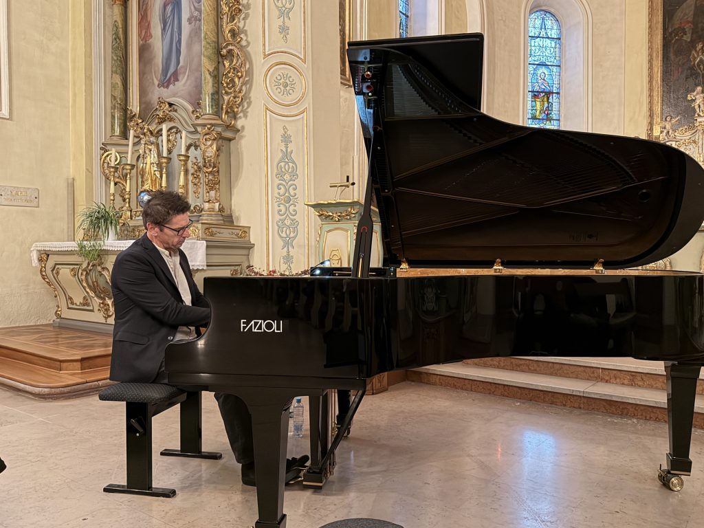 Grégory Ott joue au piano